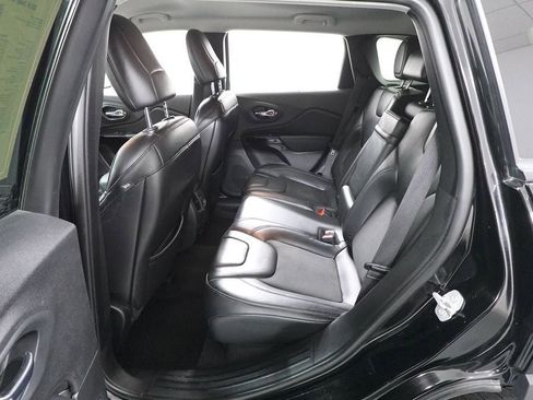 Used 2019 Jeep Cherokee Latitude Plus image 23