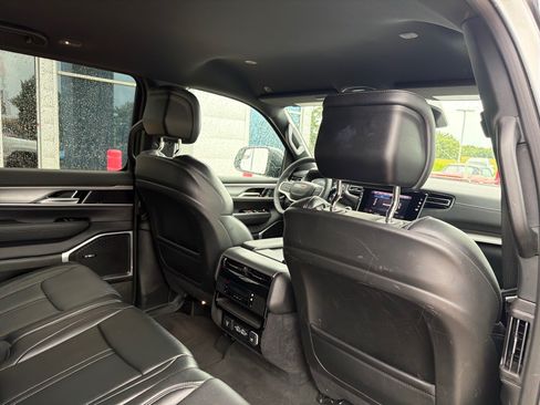 Used 2025 Jeep Wagoneer L Series II w/ 8-pass Seating Package AWD/4WD image 31