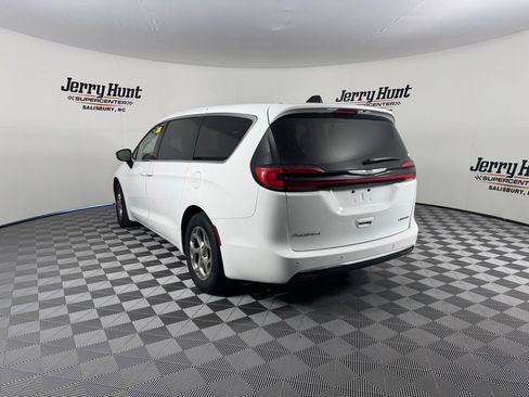 Used 2024 Chrysler Pacifica Limited image 11