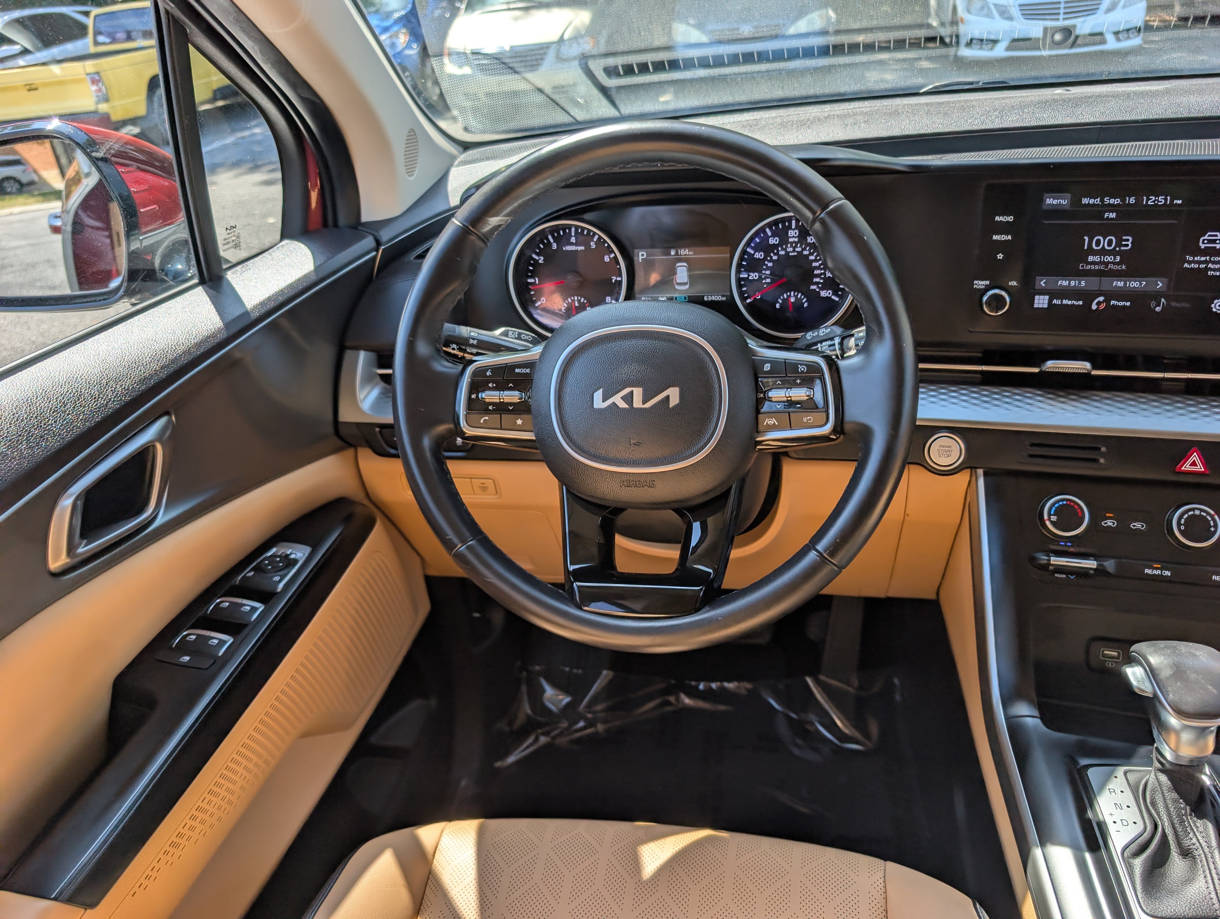 Used 2022 Kia Carnival LX FWD image 17