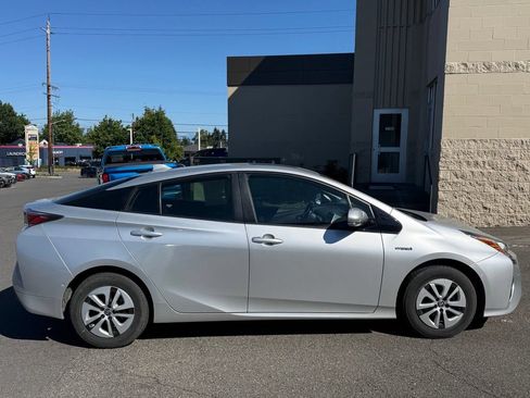 Used 2017 Toyota Prius Four w/ Advanced Technology Package FWD image 2