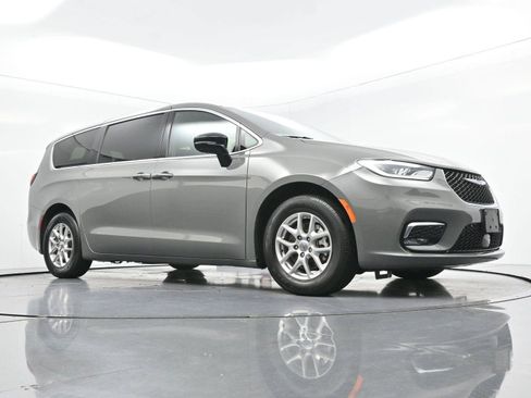 Used 2025 Chrysler Pacifica Select FWD image 71