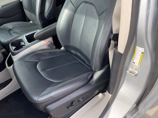 Used 2024 Chrysler Pacifica Touring-L FWD image 16