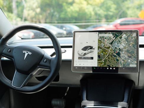 Used 2023 Tesla Model 3 Standard Range RWD image 9
