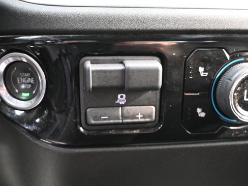 Used 2025 Chevrolet Silverado 2500 LT w/ Convenience Package image 28