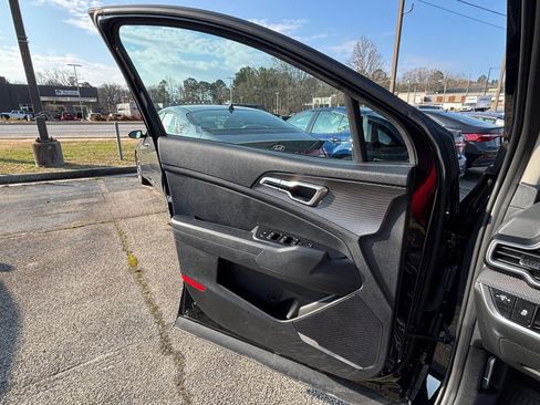 Used 2025 Kia Sportage LX image 18