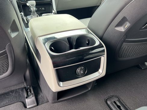 Used 2024 Kia Carnival EX FWD image 33