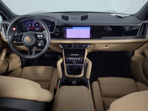 Used 2025 Porsche Cayenne AWD/4WD image 24