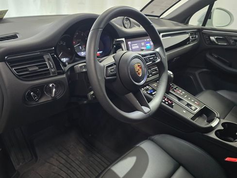 Certified 2025 Porsche Macan image 4