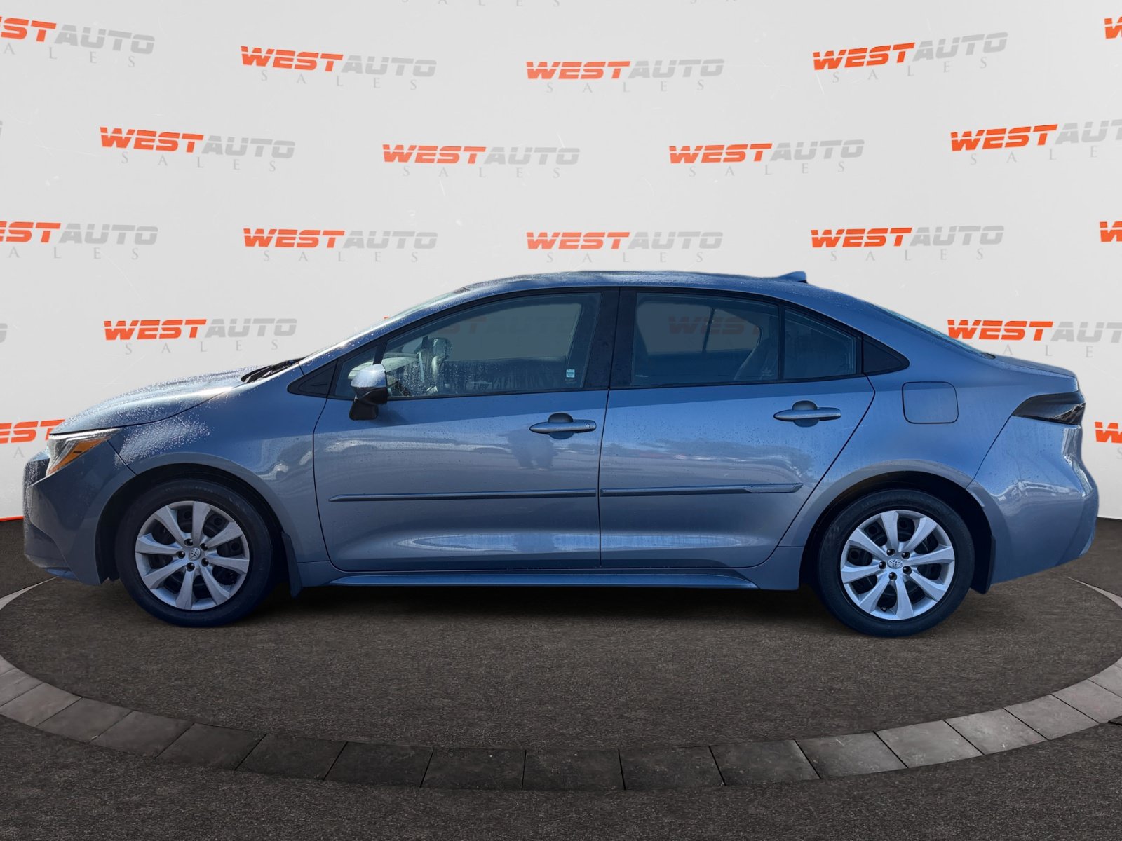 Used 2020 Toyota Corolla LE FWD image 2