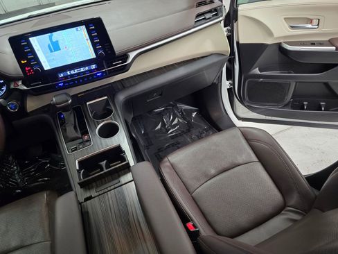 Used 2024 Toyota Sienna Platinum FWD image 42