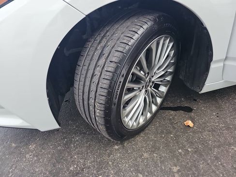 Used 2022 Toyota Avalon Limited image 32