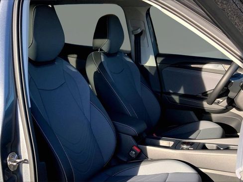 Certified 2025 Volkswagen Tiguan SE image 7