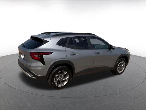 Used 2025 Chevrolet Trax LT FWD image 12