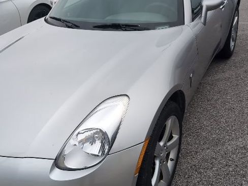 Used 2008 Pontiac Solstice Base w/ Preferred Package image 2