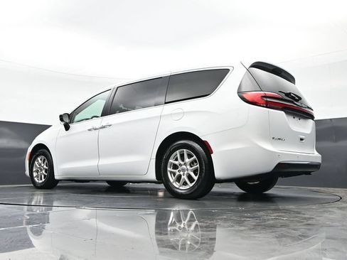Used 2024 Chrysler Pacifica Touring-L FWD image 46
