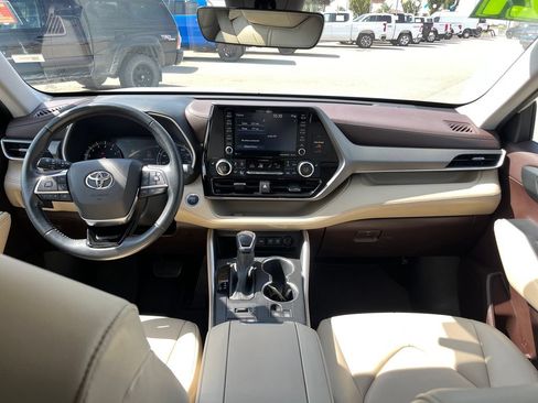Used 2021 Toyota Highlander XLE AWD/4WD image 16