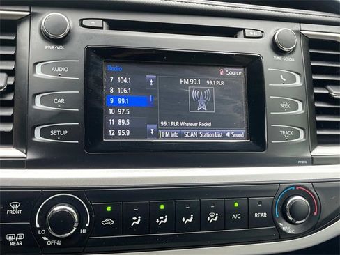 Used 2019 Toyota Highlander LE image 17