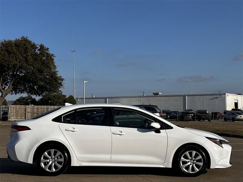 Used 2025 Toyota Corolla LE image 3