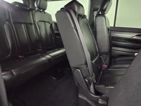 Certified 2025 Jeep Wagoneer 4WD image 28