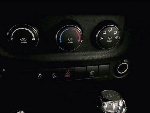 Used 2015 Jeep Wrangler Unlimited Sahara w/ Connectivity Group image 14