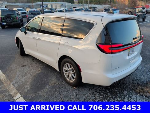 Used 2025 Chrysler Pacifica Select image 5