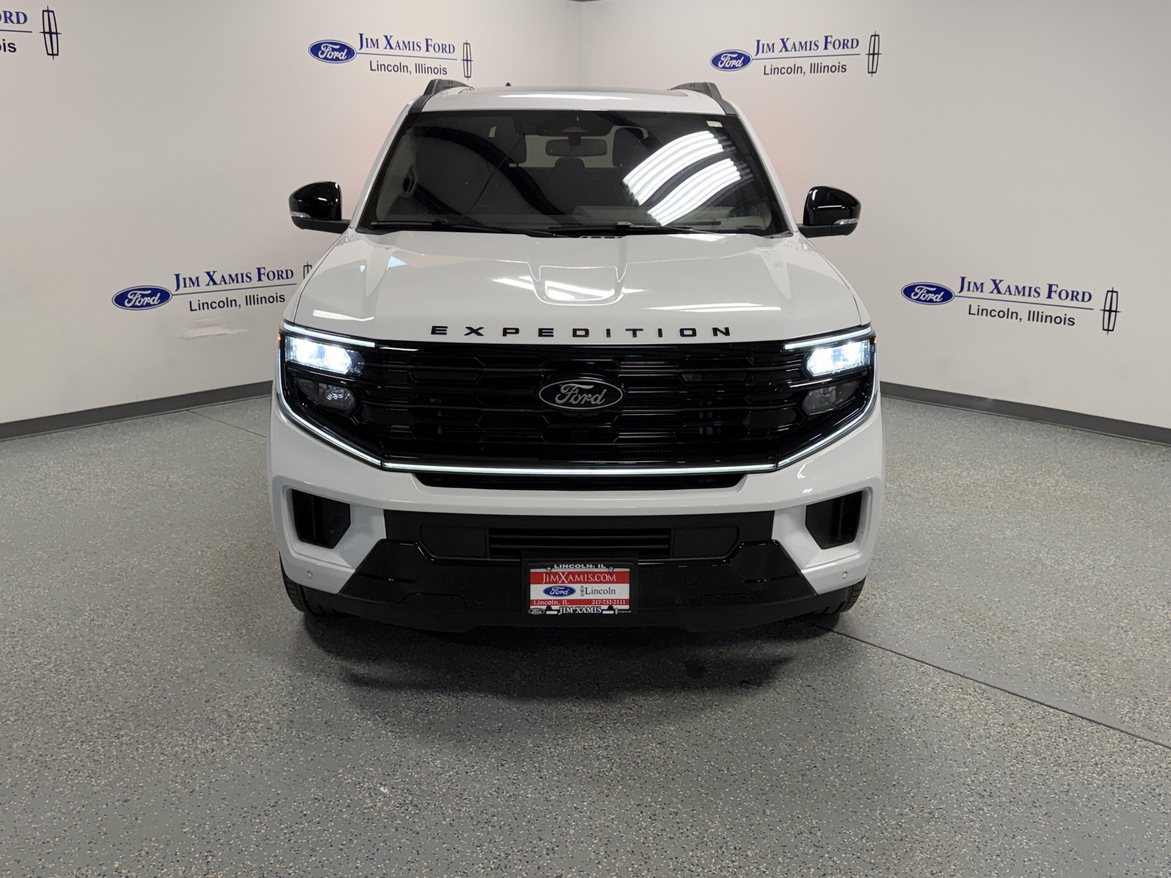 Used 2025 Ford Expedition Platinum w/ Stealth Appearance Package AWD/4WD image 2