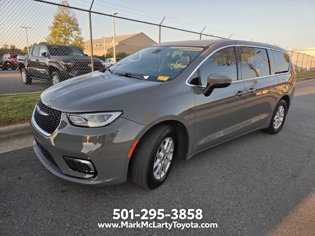 Used 2023 Chrysler Pacifica Touring-L FWD image 10
