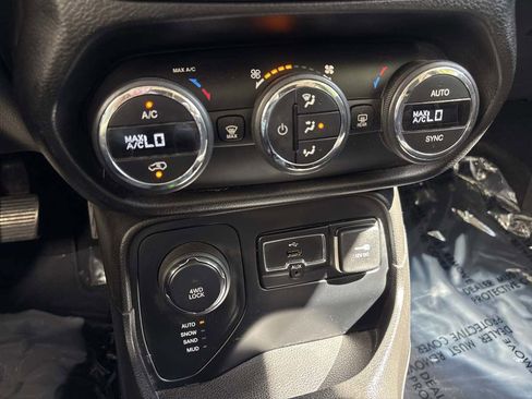 Used 2017 Jeep Renegade Altitude image 28