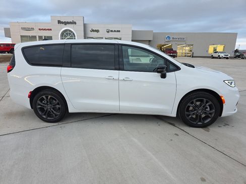 New 2026 Chrysler Pacifica Select image 4