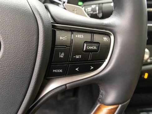 Used 2025 Lexus ES 300h Ultra Luxury image 16