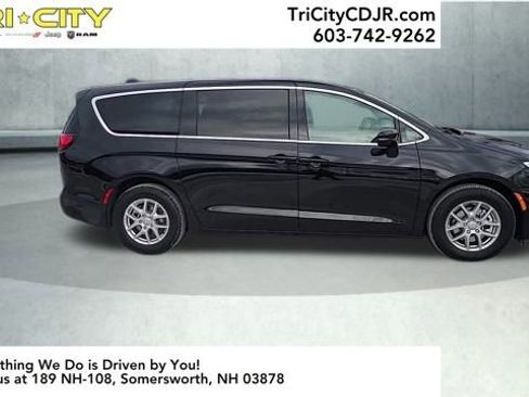 New 2026 Chrysler Pacifica Select image 7