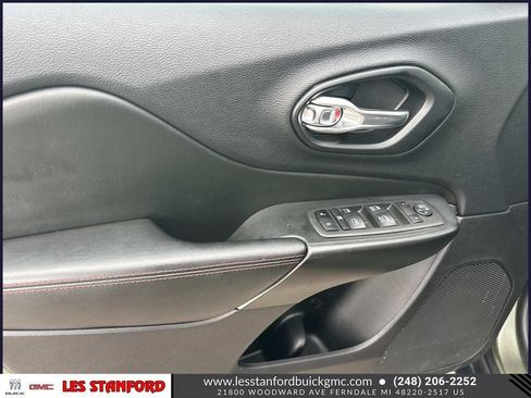 Used 2021 Jeep Cherokee Trailhawk AWD/4WD image 16