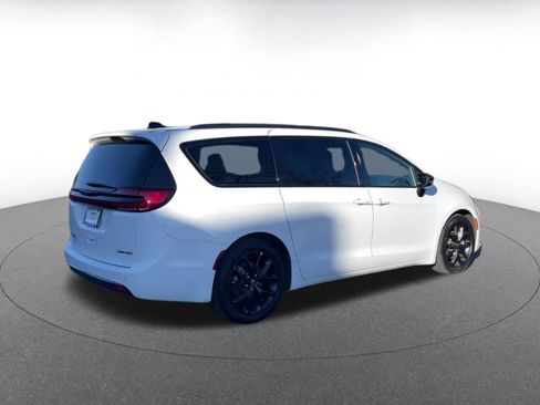 Used 2025 Chrysler Pacifica Limited image 14