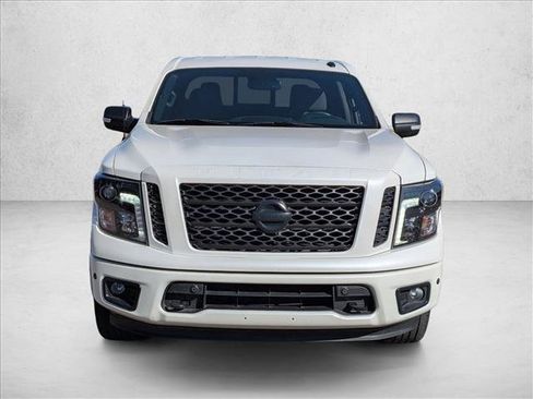 Used 2019 Nissan Titan SV w/ SV Convenience Package image 2