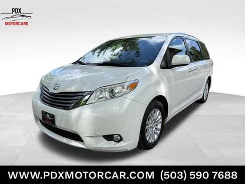 Used 2017 Toyota Sienna XLE Premium FWD image 1