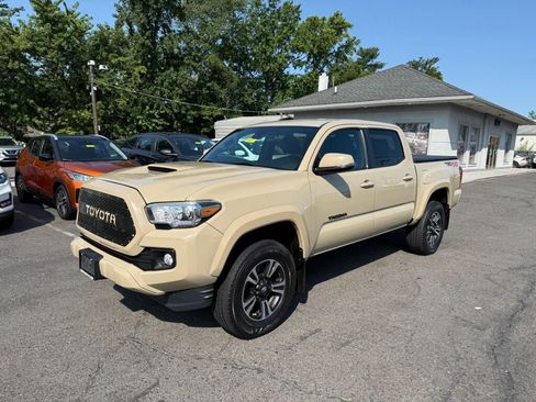 Used 2019 Toyota Tacoma TRD Sport w/ Technology Package AWD/4WD image 3