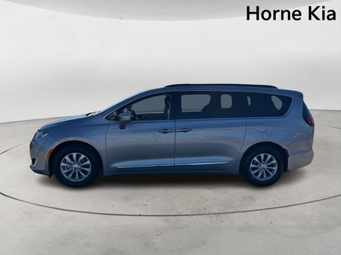 Used 2017 Chrysler Pacifica Touring-L image 6