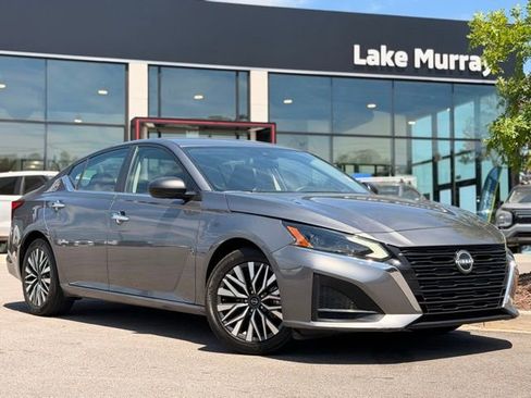 Used 2024 Nissan Altima 2.5 SV image 1