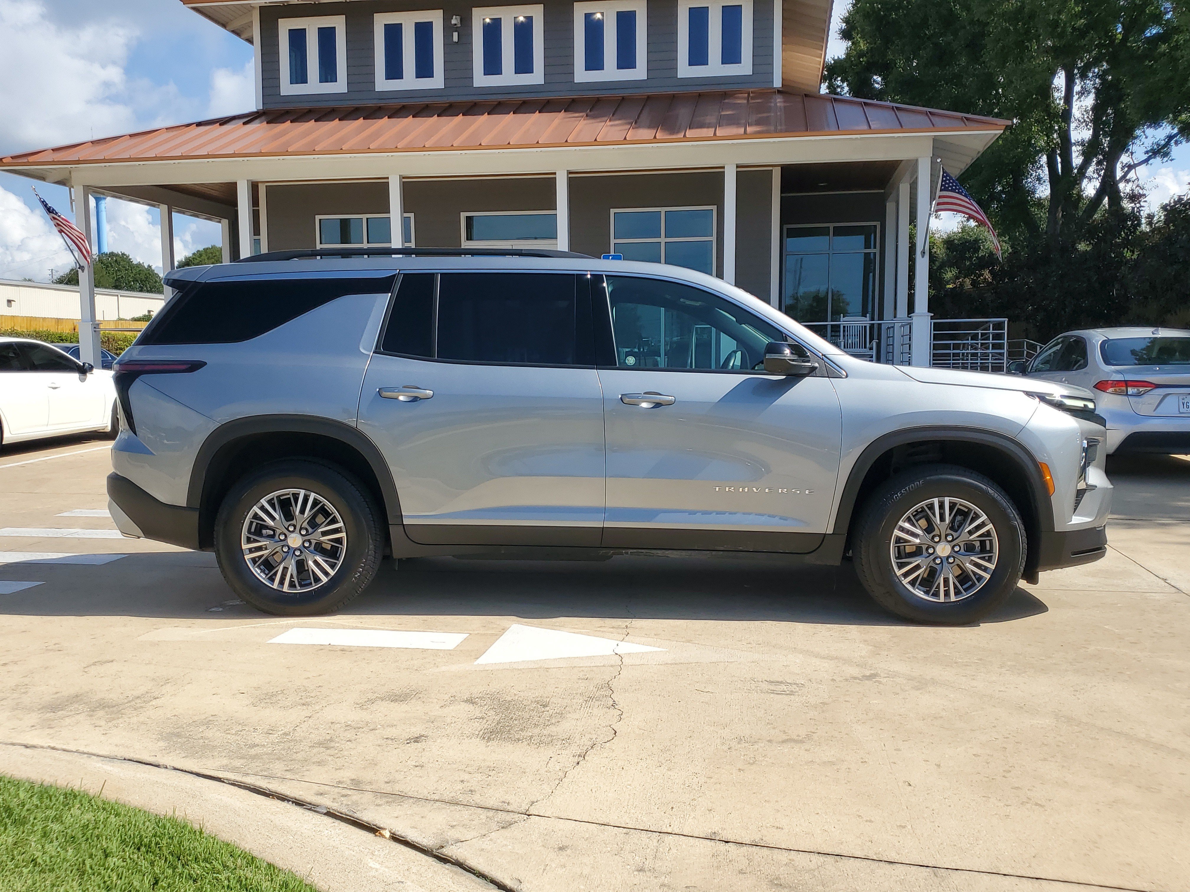 Used 2026 Chevrolet Traverse LT w/ Driver Confidence Package FWD image 9