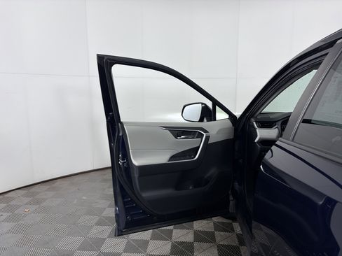 Used 2020 Toyota RAV4 XLE image 27