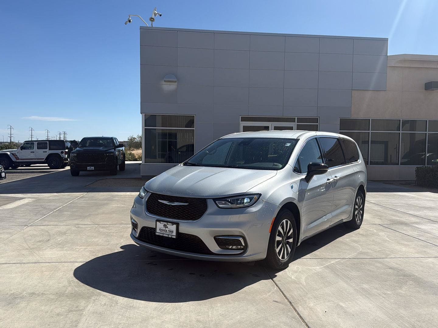 Used 2024 Chrysler Pacifica Limited FWD image 4