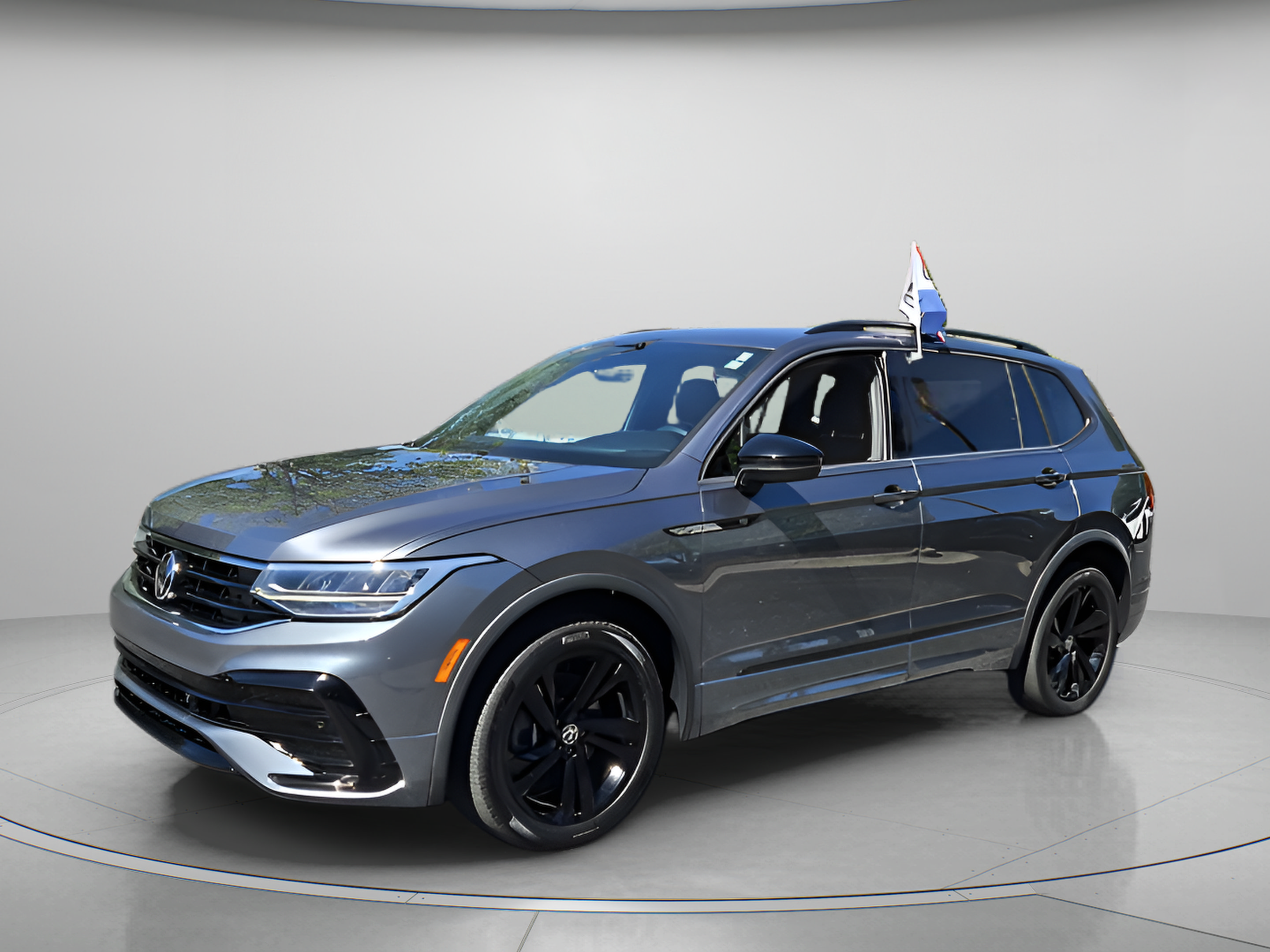 Used 2023 Volkswagen Tiguan SE R-Line FWD image 1
