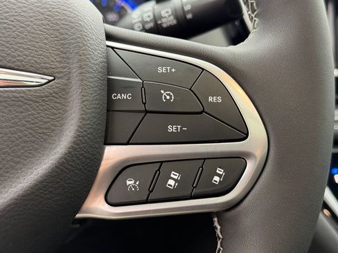 Used 2026 Chrysler Pacifica Select image 22