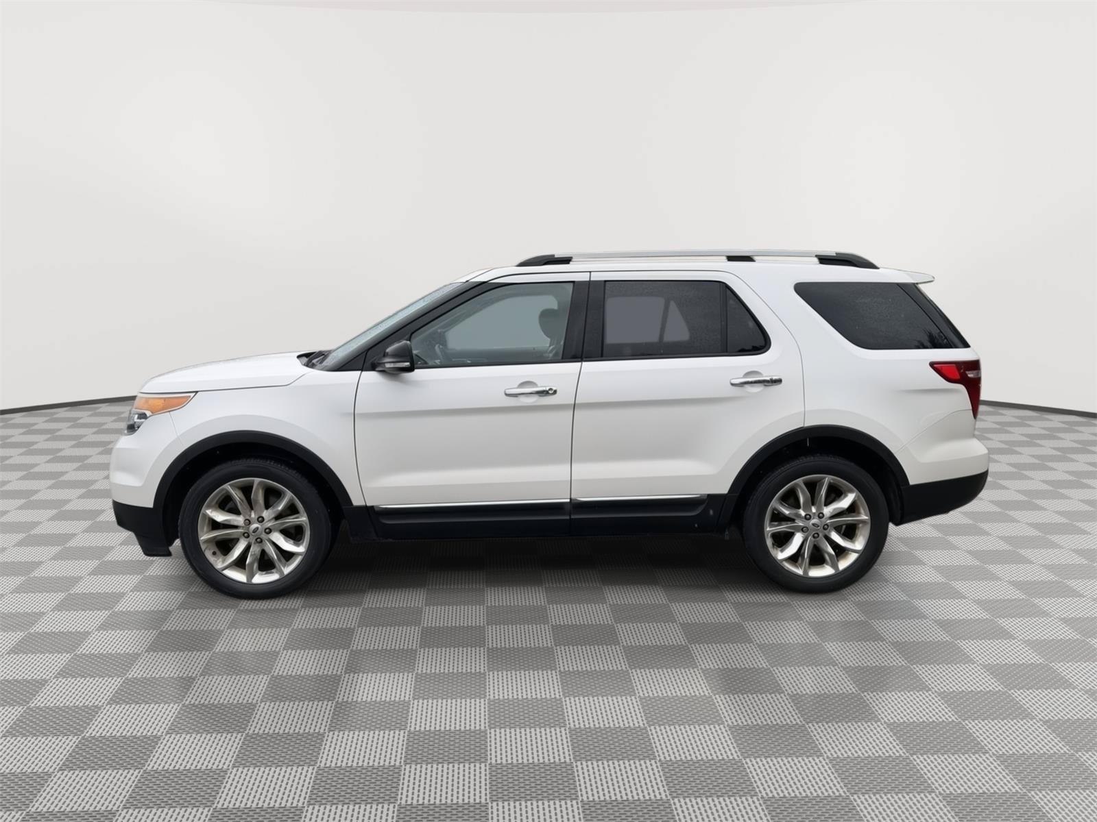Used 2014 Ford Explorer XLT w/ Equipment Group 202A FWD image 4