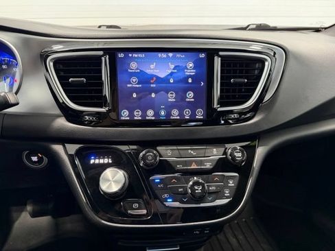 Used 2018 Chrysler Pacifica Touring-L w/ Premium Audio Group FWD image 16