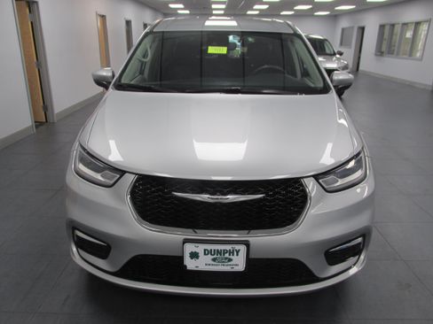 Used 2023 Chrysler Pacifica Touring-L FWD image 2