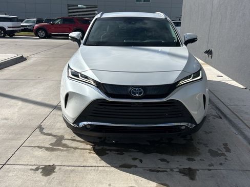 Used 2023 Toyota Venza Limited image 2