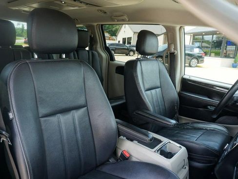 Used 2014 Chrysler Town & Country Touring FWD image 31