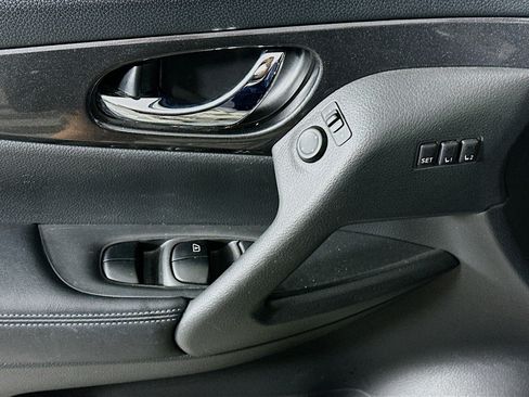 Used 2018 Nissan Rogue SV w/ Premium Package image 15